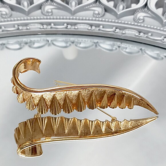 Marcel BOUCHER vintage golden ruffle brooch Signed Numbered - Picture 1 of 13